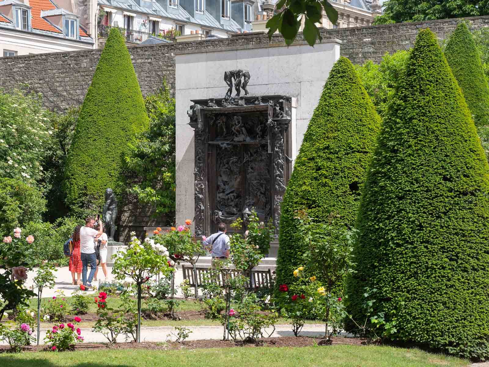 La Porta dell'Inferno e il roseto nel giardino delle sculture del Museo Rodin