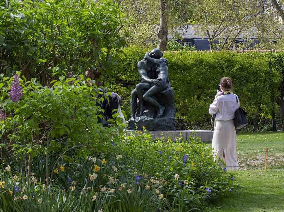 Il Bacio di bronzo nel giardino delle sculture del Museo Rodin