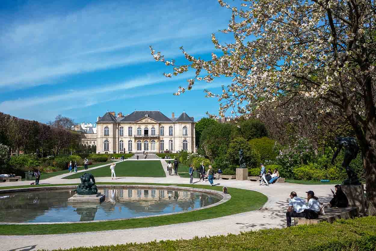 Vista dell'Hôtel Biron e del giardino di sculture del Museo Rodin