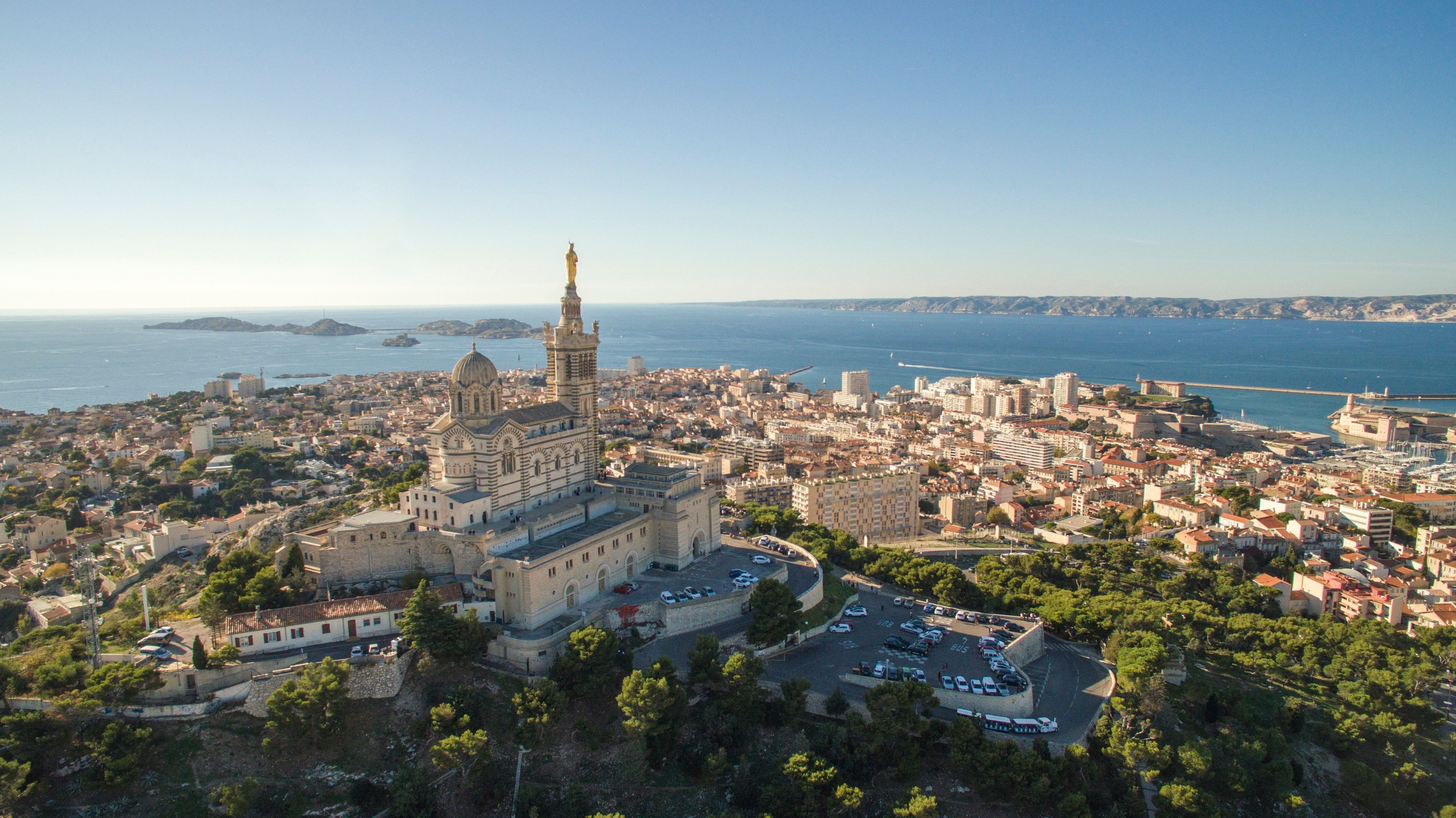 Die Basilika Notre-Dame de la Garde mit Blick über Marseille und das Mittelmeer.