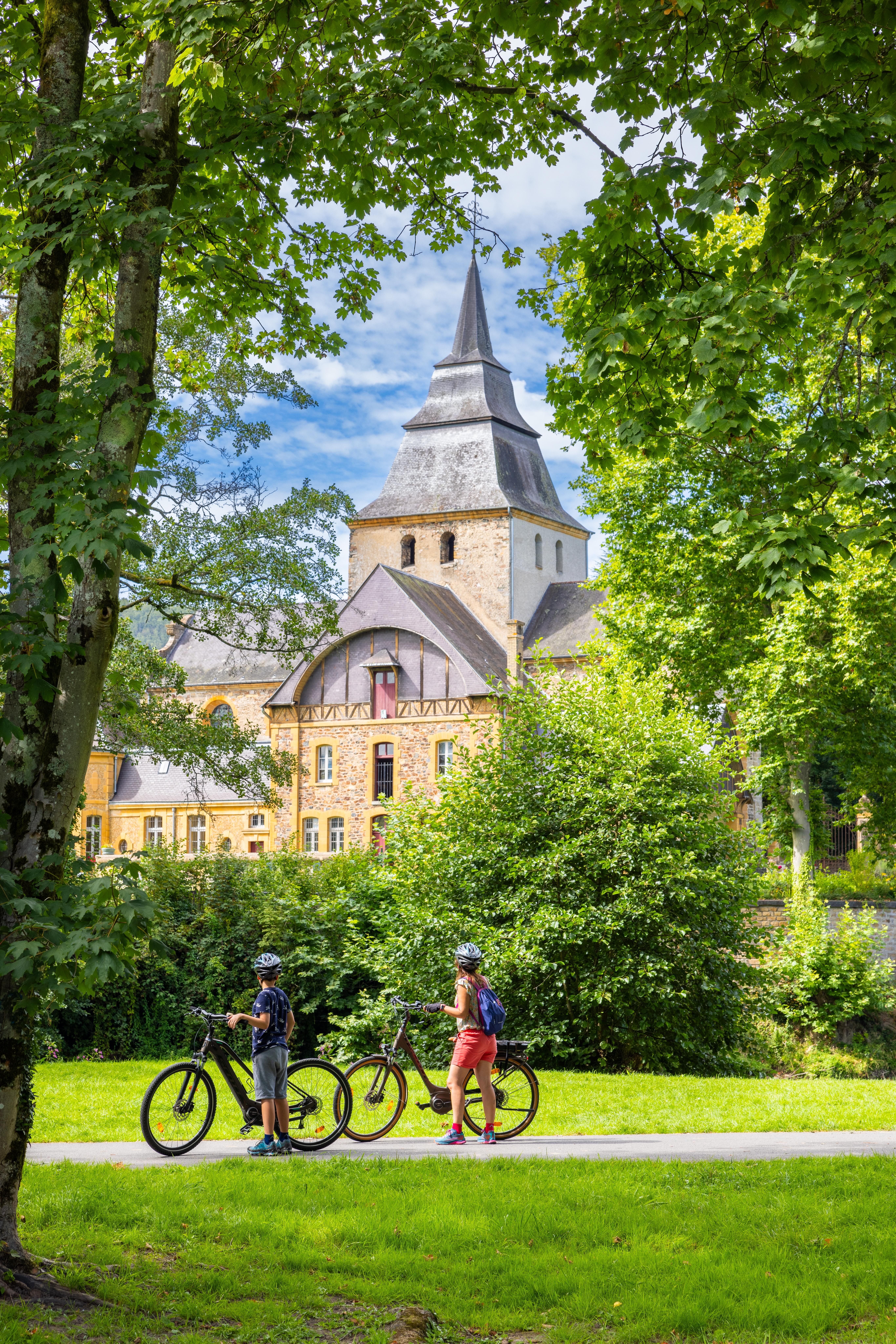 Abdij van Laval-Dieu in Monthermé, op de fietsroute van de Trans-Semoysienne.