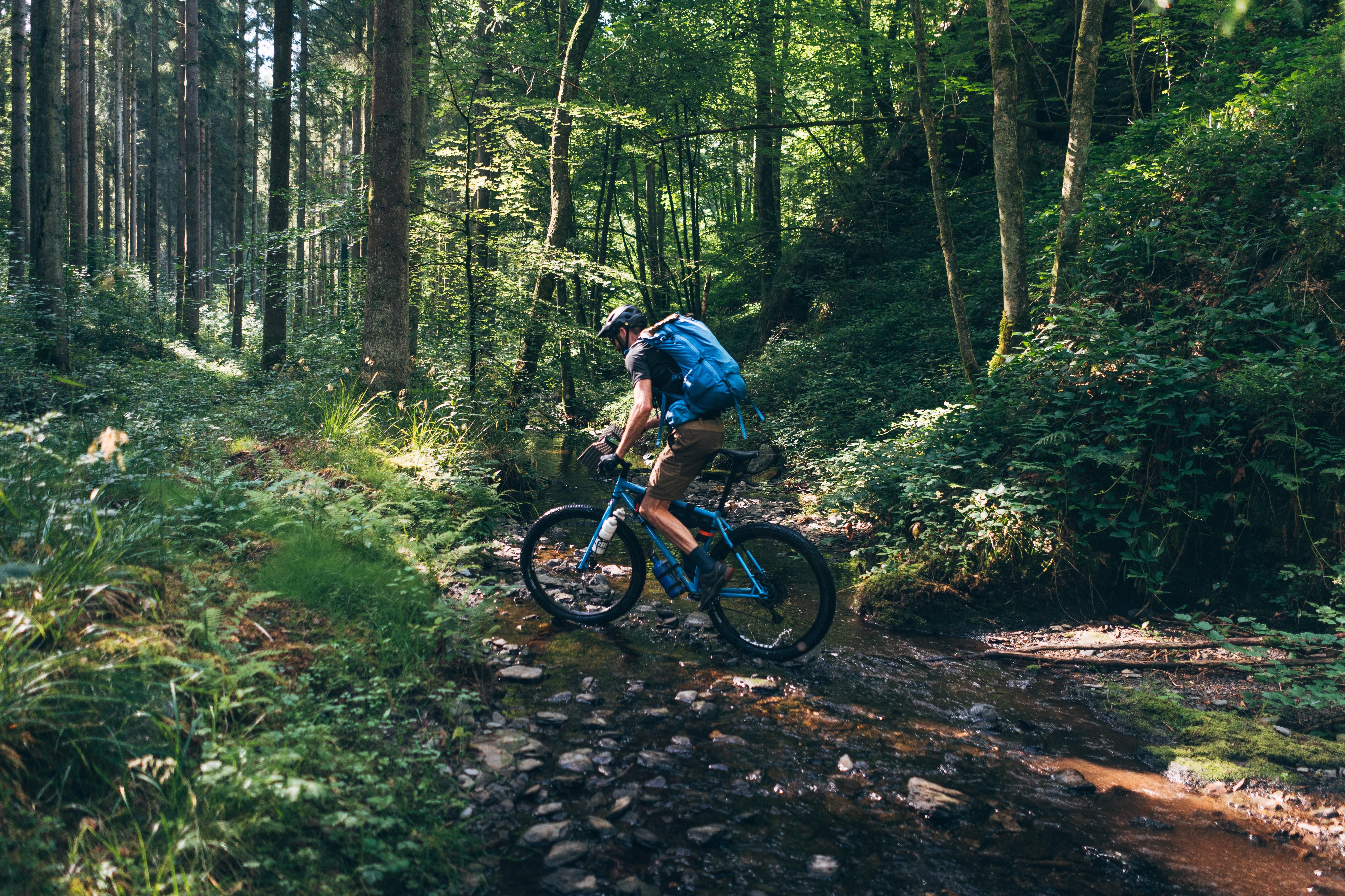Mountainbiken in de omgeving van Les Hautes Rivières, in de Franse Ardennen.