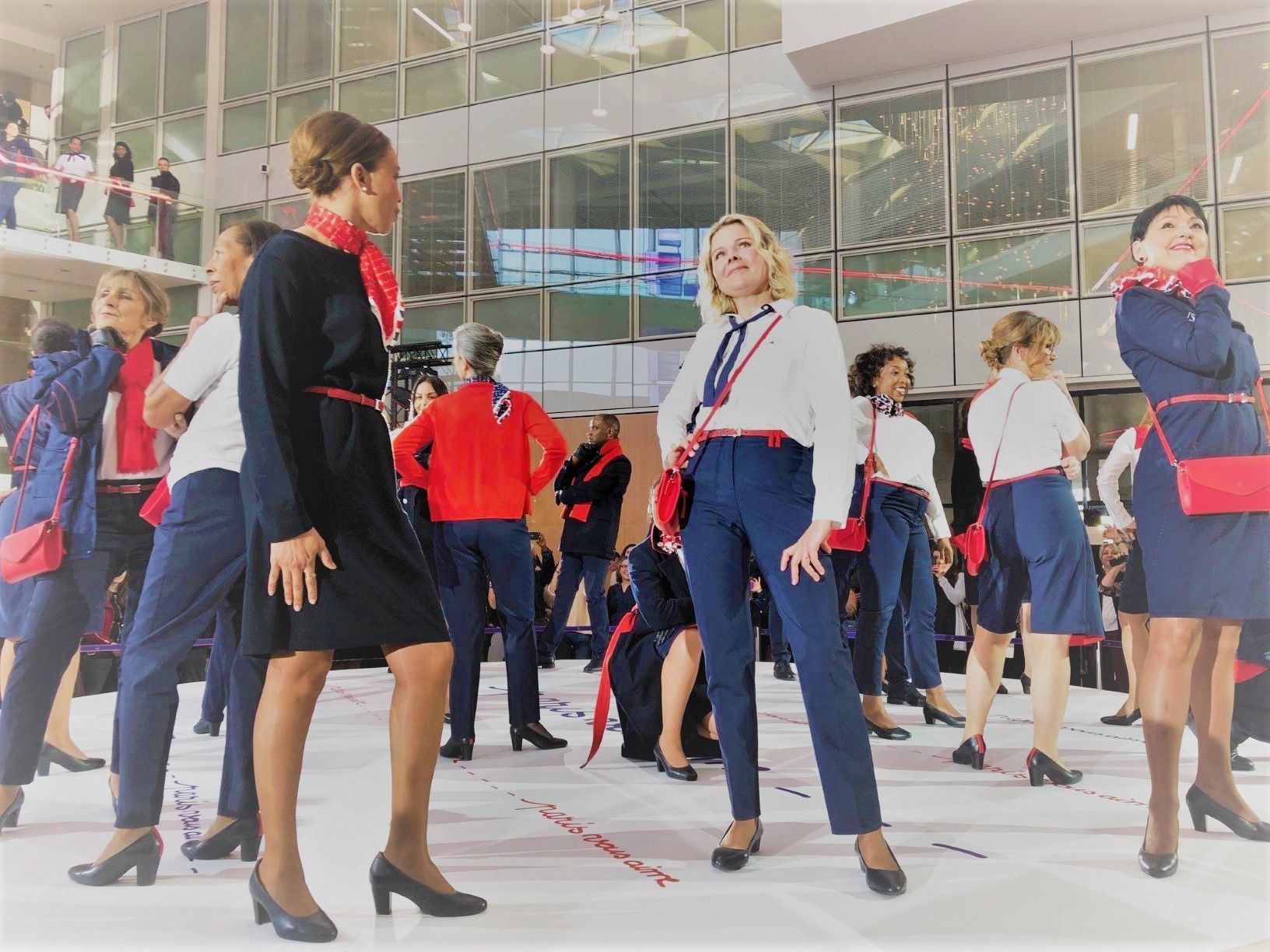 A l'aéroport d'Orly, les nouveaux uniformes dessinés par Jean-Charles de Castelbajac.