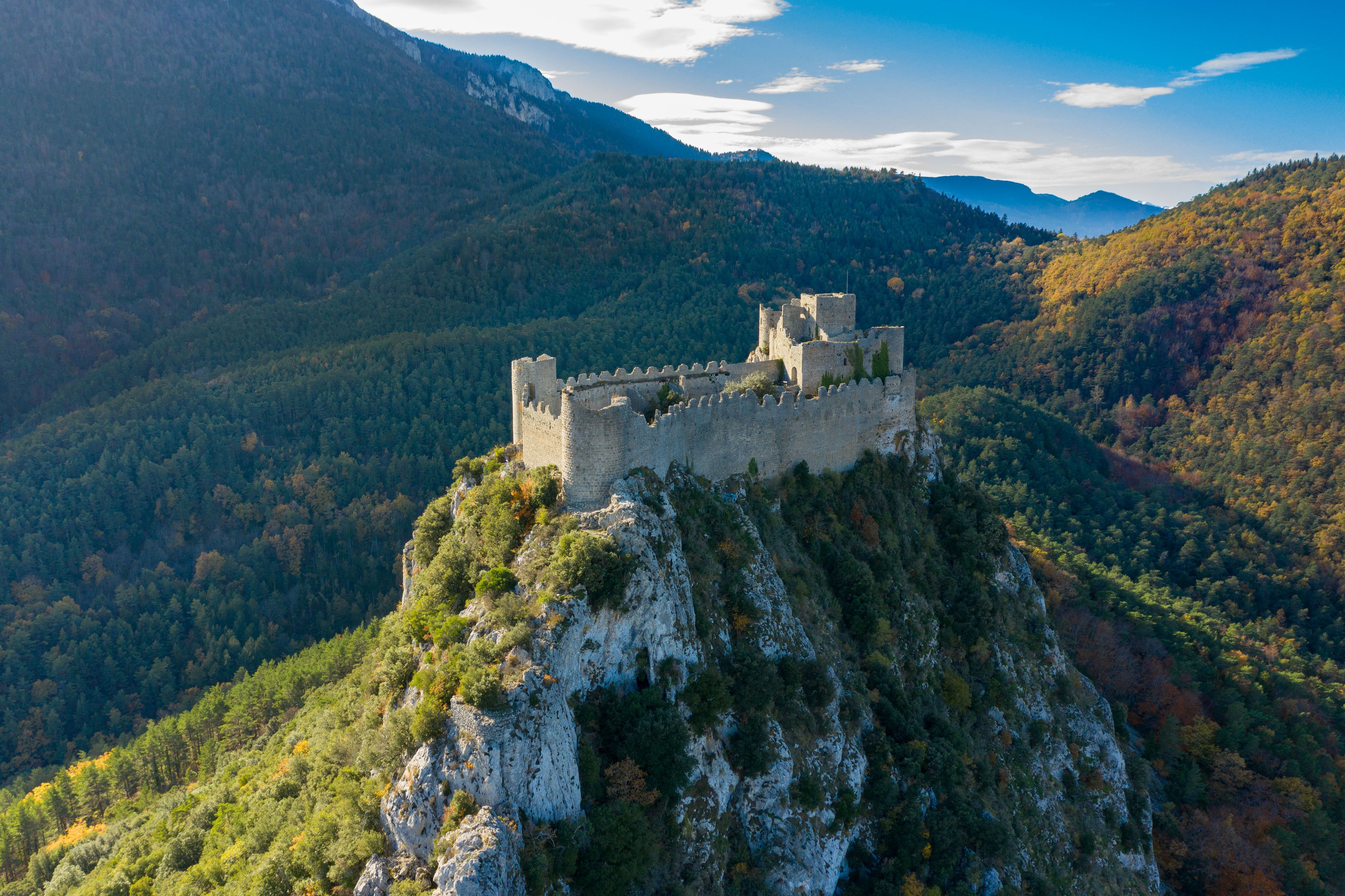 Château de Puilaurens, een van de katharenkastelen in Occitanië.