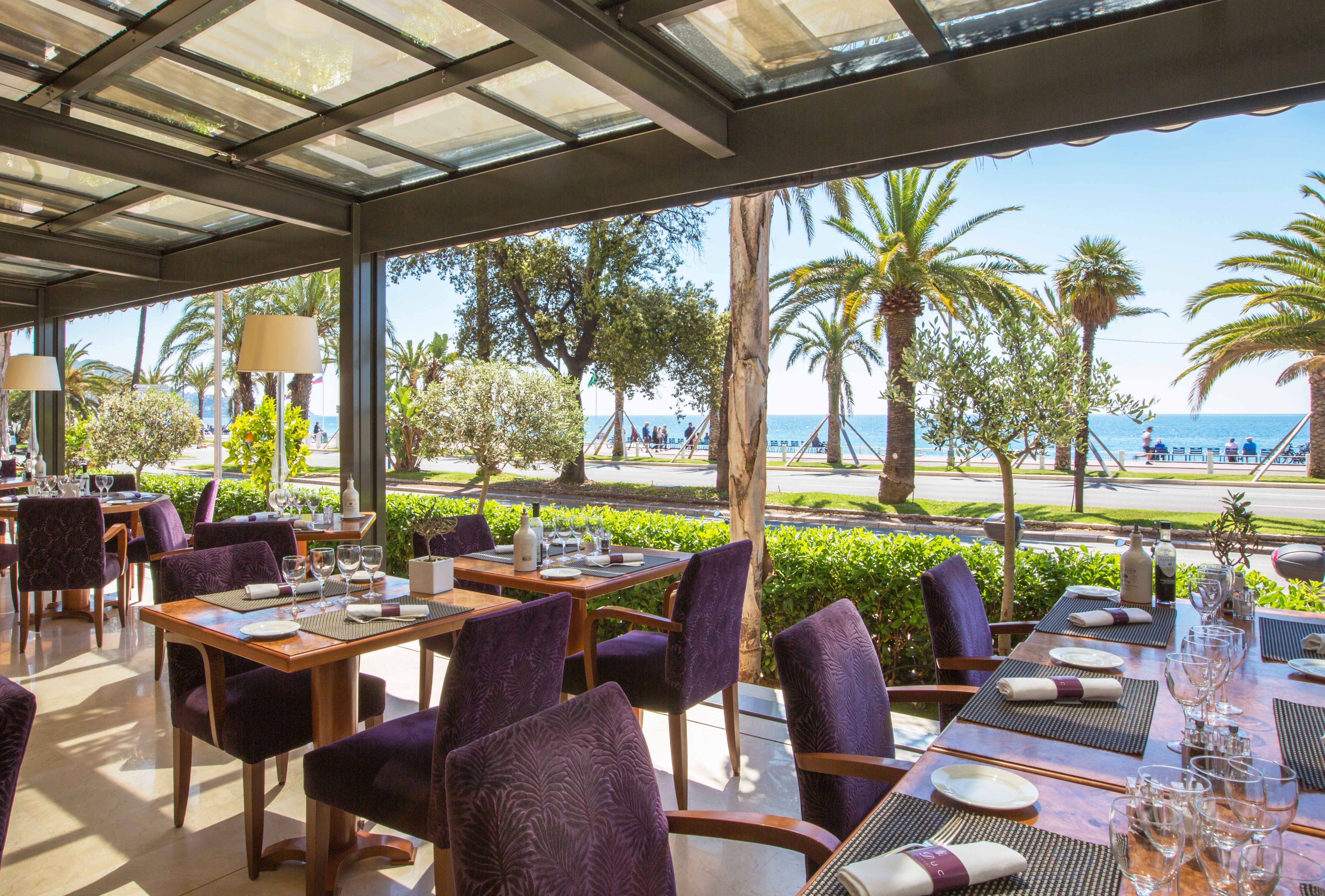 Restaurante Le Duc con vistas al mar.
