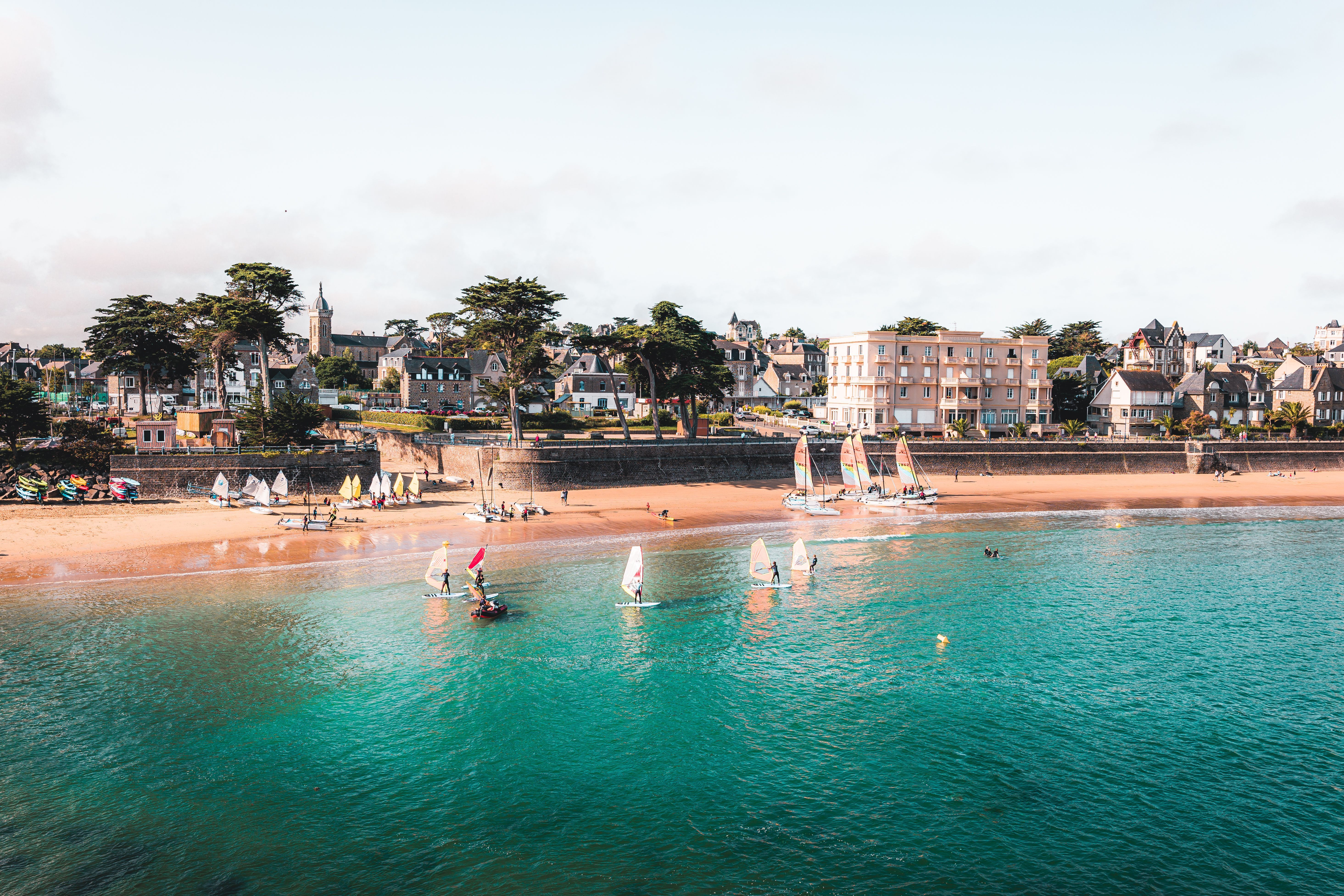 Vue panoramique sur le Yacht Club sur la Grande plage de Saint-Lunaire