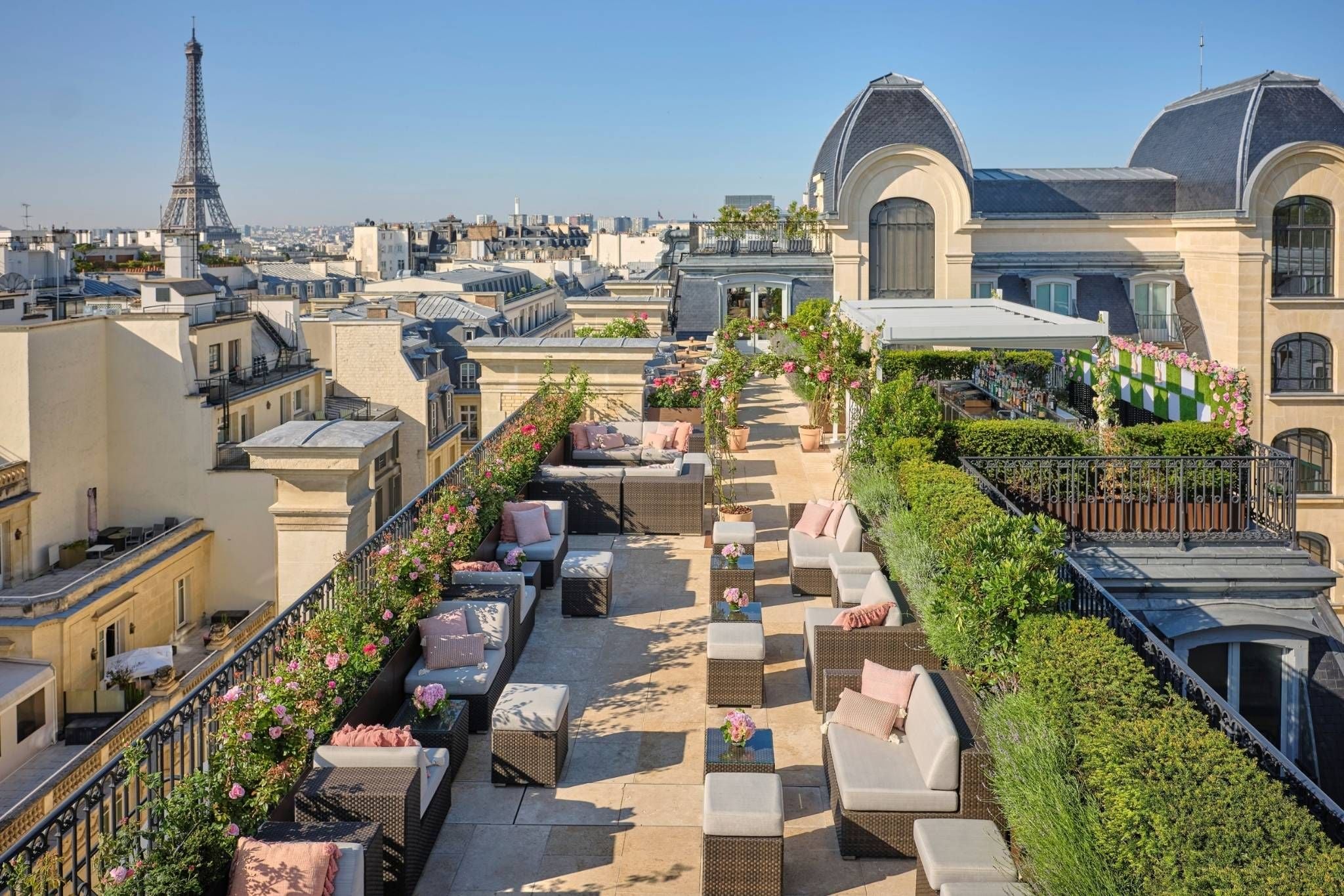 Rooftop "L'Heure Dorée" de l'hôtel The Peninsula Paris.