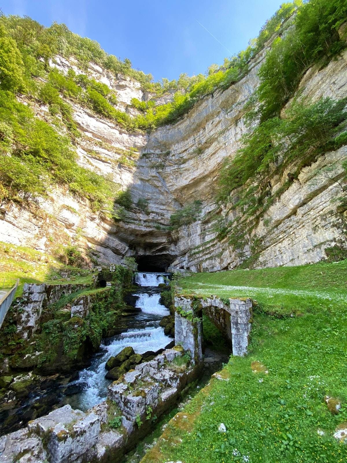 Die Quelle der Loue im Departement Doubs