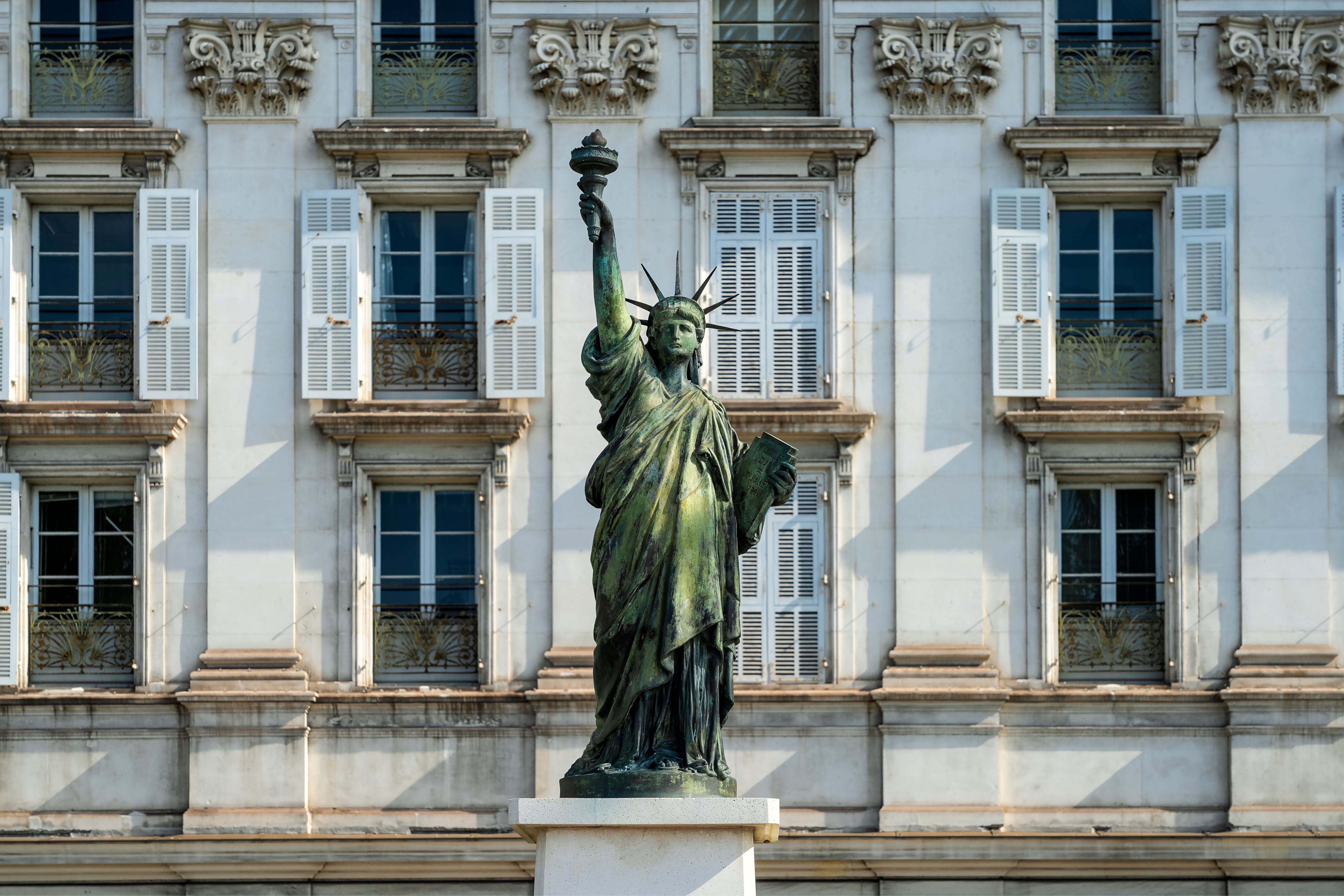 De replica van het Vrijheidsbeeld op de Quai des Etats Unis in Nice.