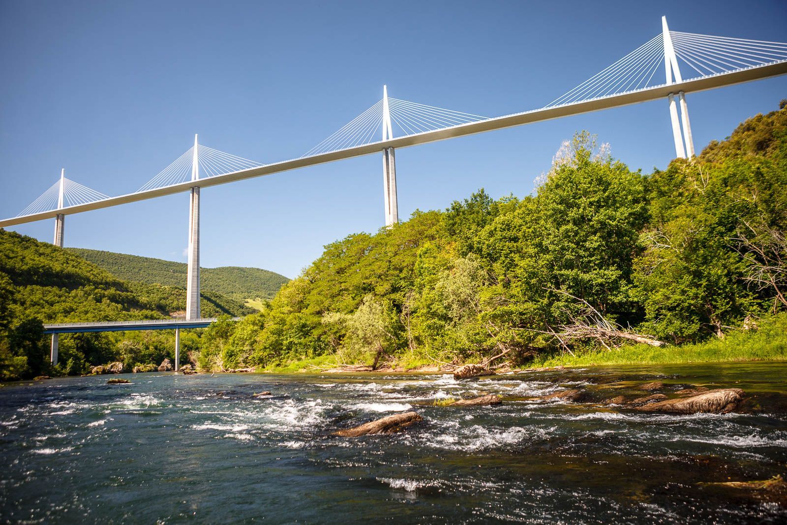 Viaducto de Millau desde el río Tarn.