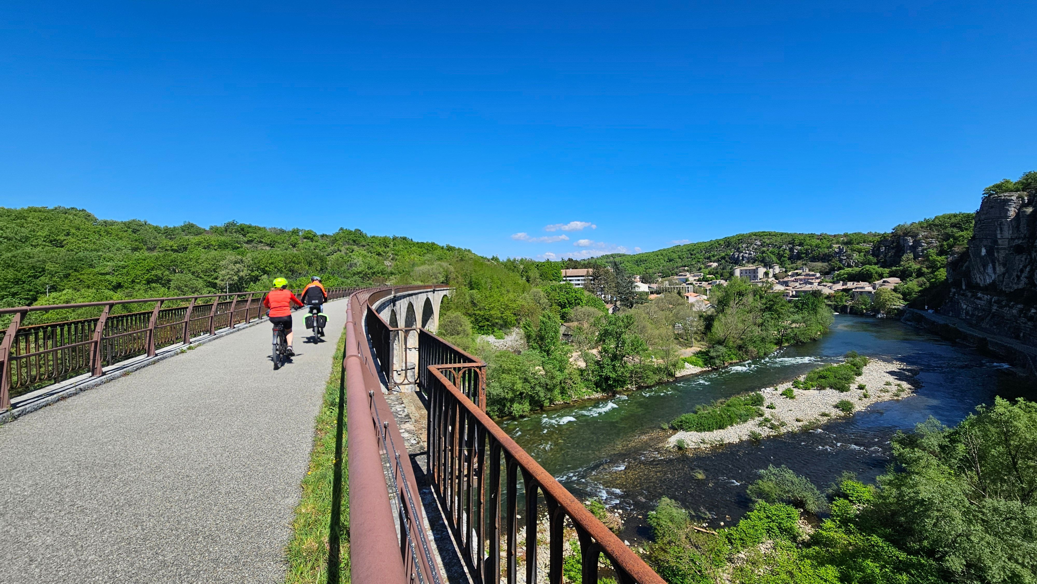 Fietsen over de voormalige spoorlijn op de Via Ardèche.