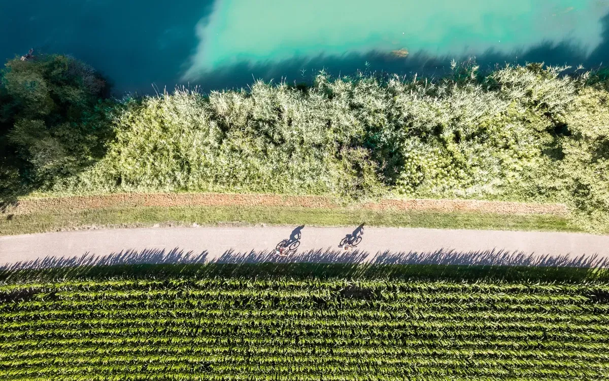 Ciclistas recorriendo Alpes Isère