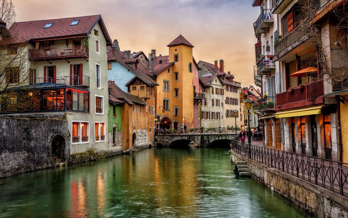 Canal de la ciudad medieval de Annecy, en los Alpes.