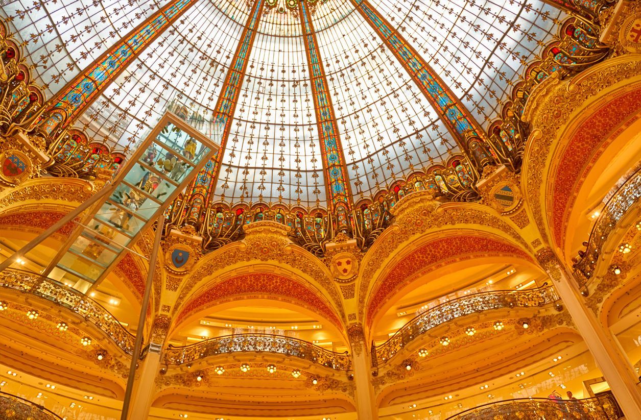 Aunque de Art Nouveau, algunos detalles posteriores son de Art Déco en la cúpula de las Galeries Lafayette de París.