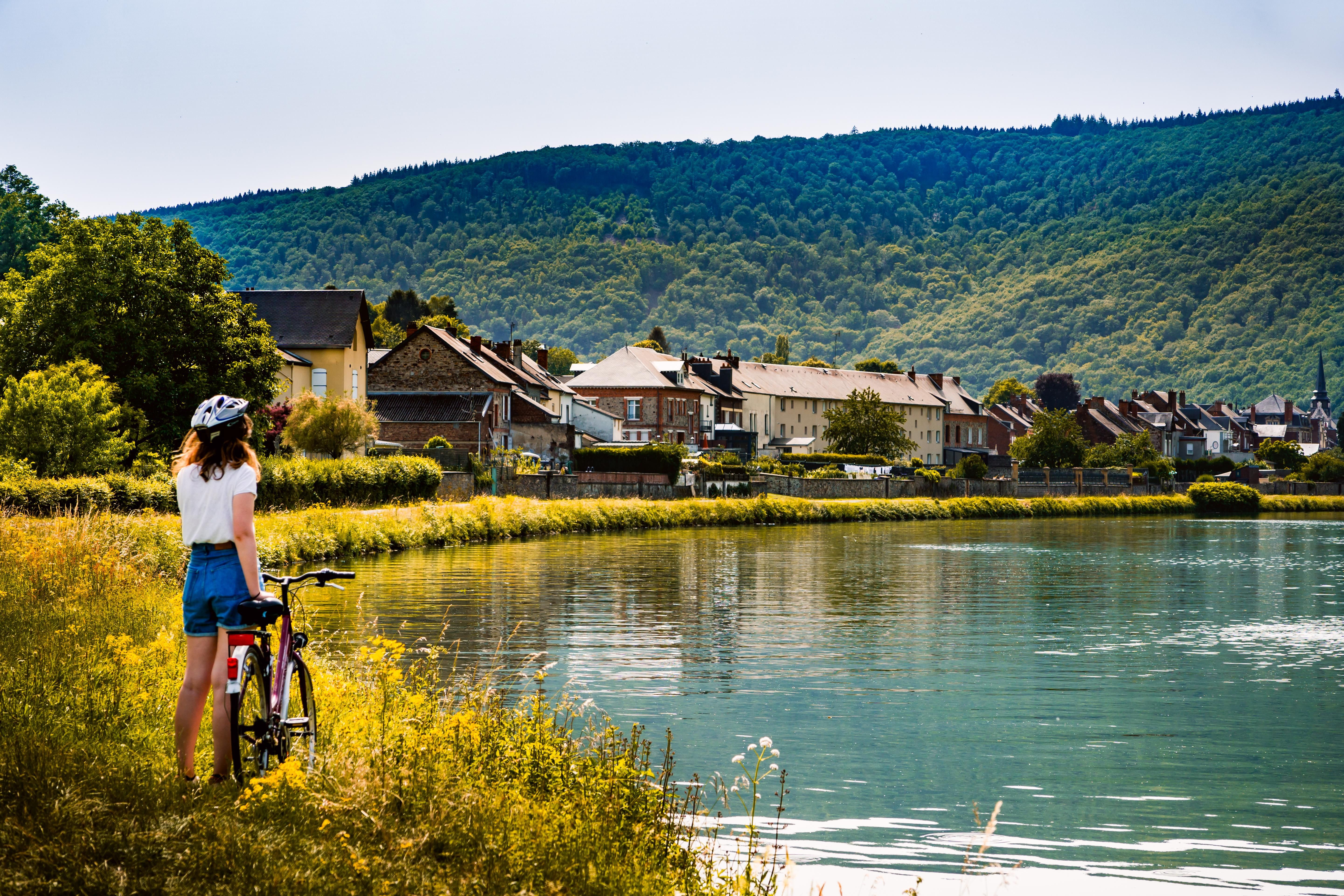 Fietsen langs de Maas in de Franse Ardennen. 
