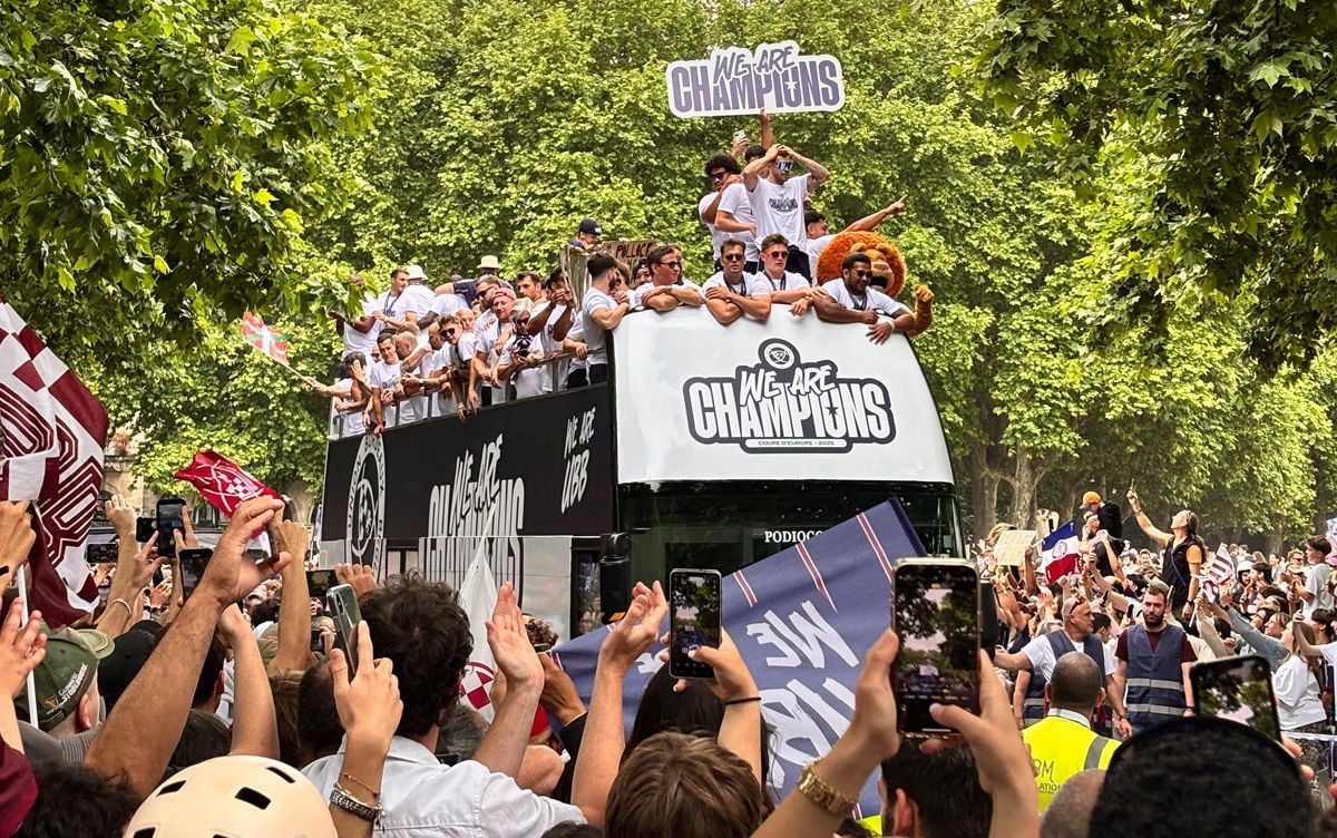 Equipo de rugby celebrando en Burdeos