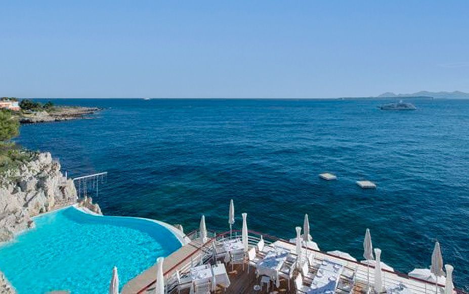 En la punta del Cabo de Antibes, el Hotel du Cap-Eden-Roc disfruta de unas vistas excepcionales en un marco con un lujo intemporal.