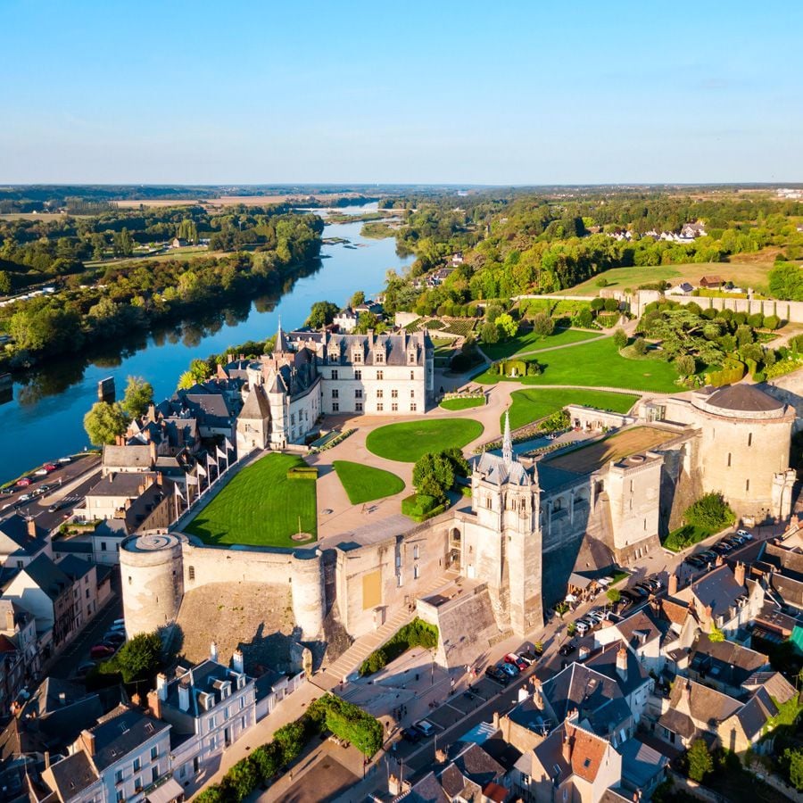 El pueblo y el Castillo de Amboise, en el Valle del Loira.