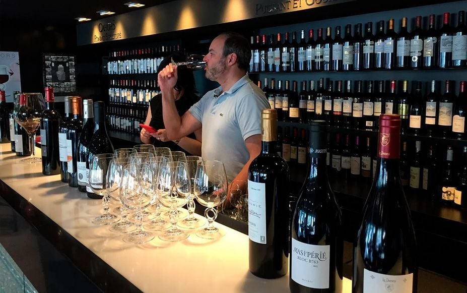 Cata de vino de Cahors, en Occitania.