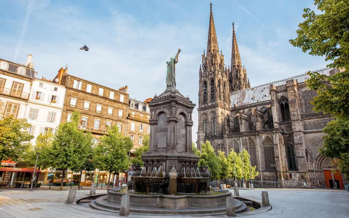 Plaza de la Victoria y Catedral de Clermont-Ferrand, en Auvernia.