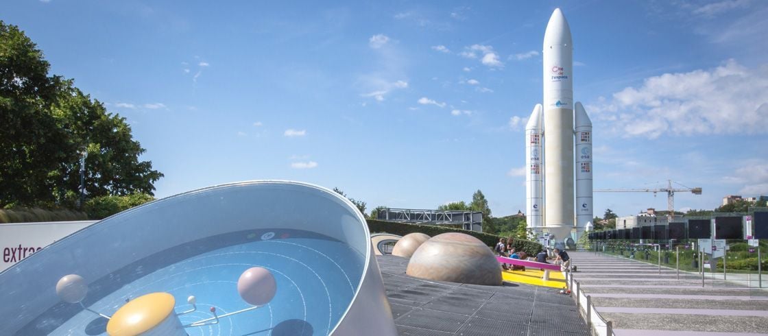 El cohete Ariane 5, con su altura real, 53 m.