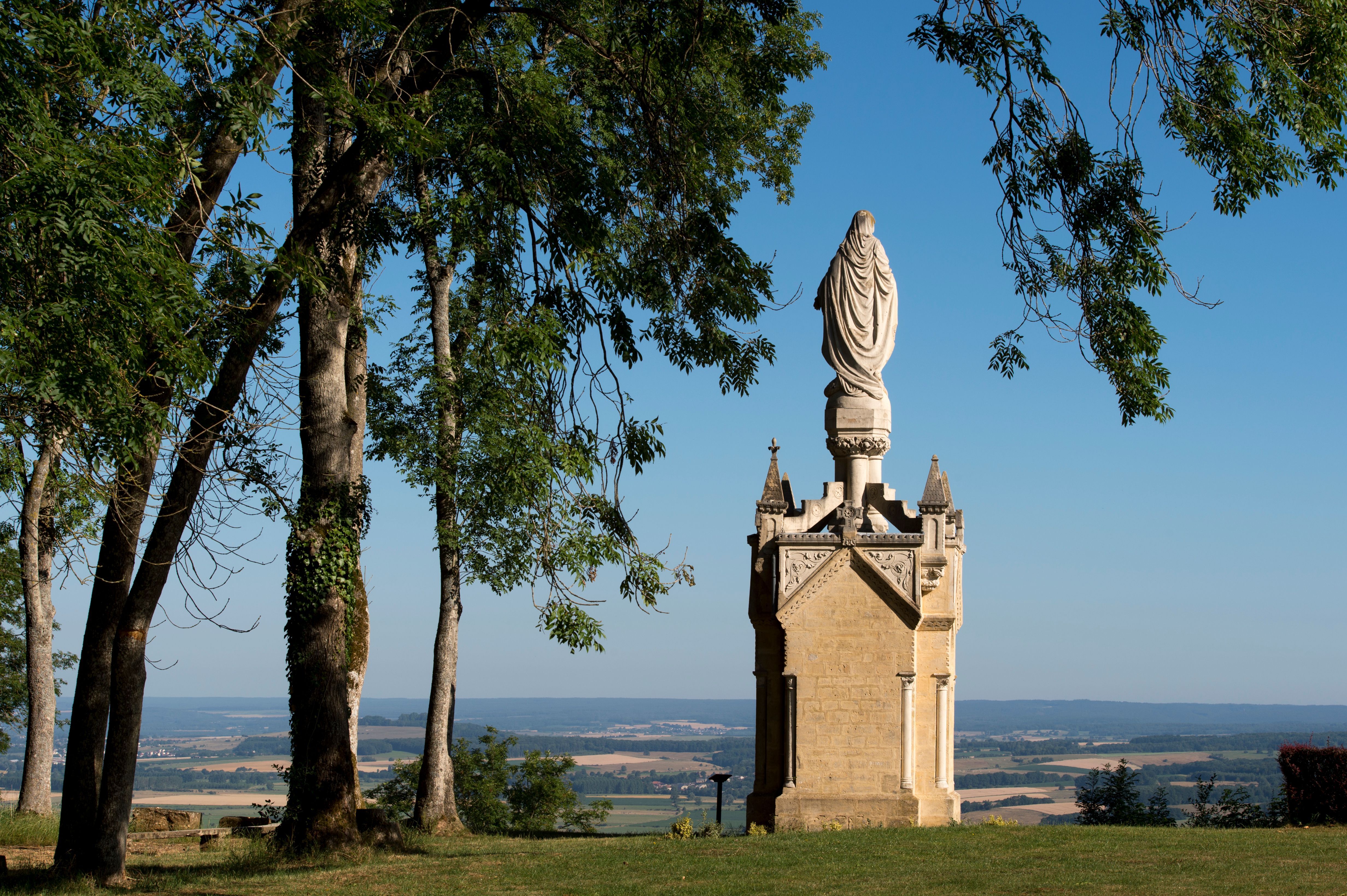 Uitzicht over de velden bij de  Hermitage van Saint-Walfroy. 