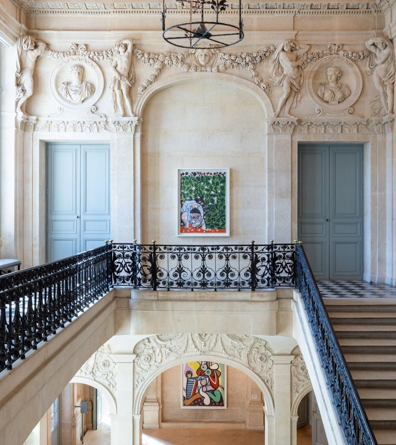 Obras expuestas de Picasso en las escaleras del magnífico palacete.