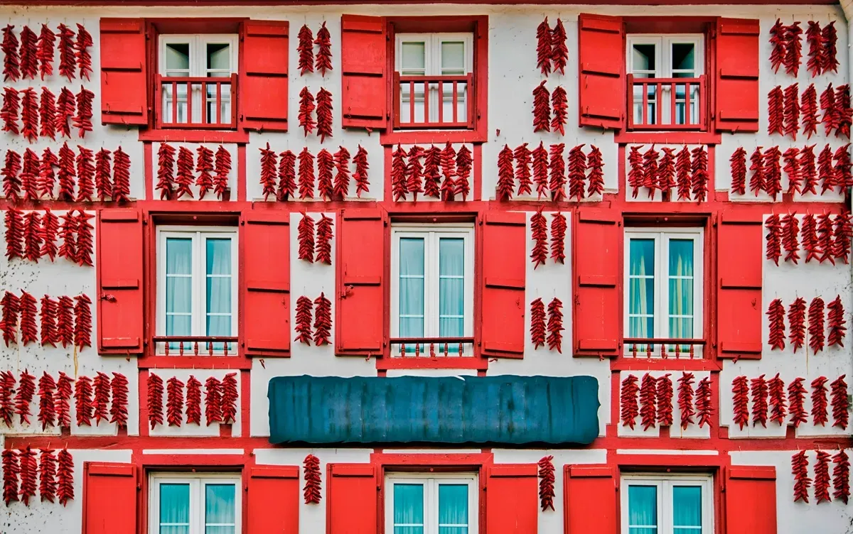 Fachada con los pimientos de Espelette colgados