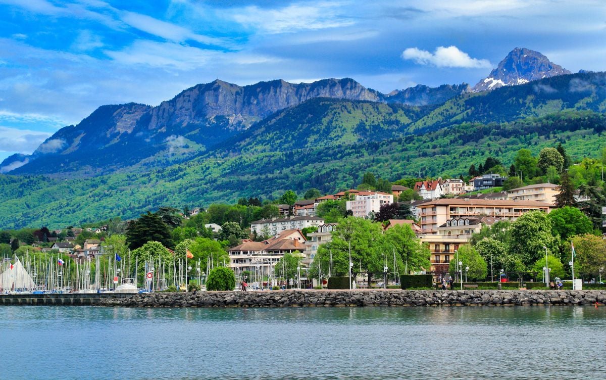 La ciudad de Evian, a los pies de los Alpes.