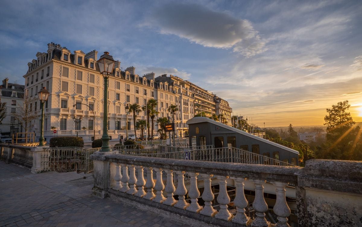El funicular de Pau en el bulevar de los Pirineos.