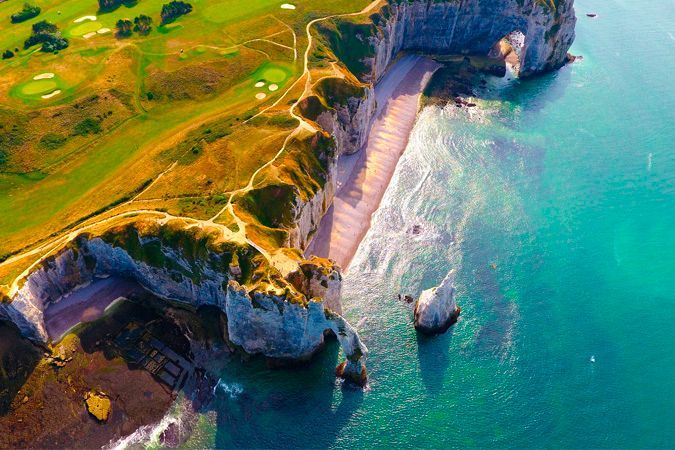 Campo de golf junto a los espectaculares acantilados de Etretat, en Normandía