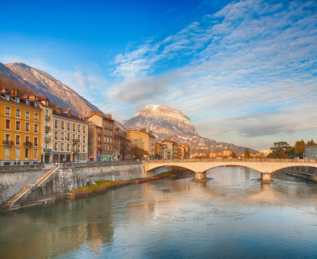 El río Isère a su paso por Grenoble, con los Alpes al fondo.