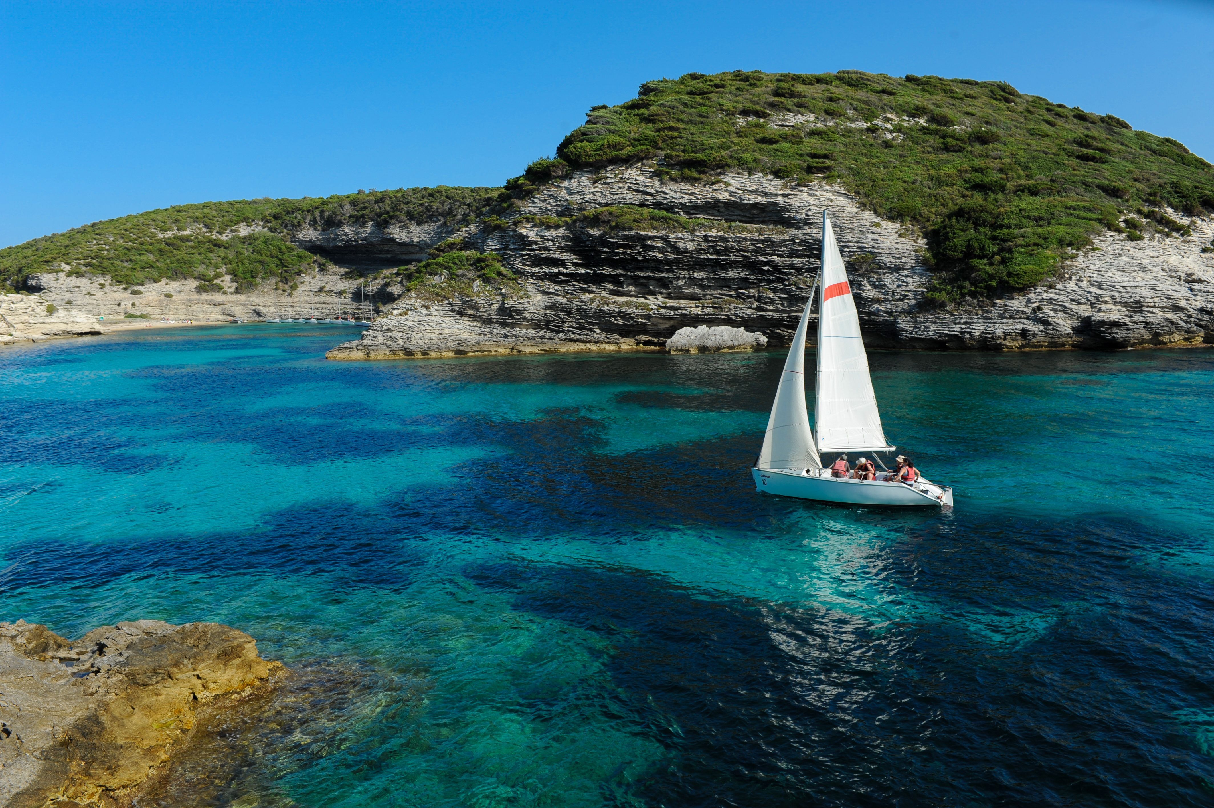Velero cerca de Bonifacio, en Córcega