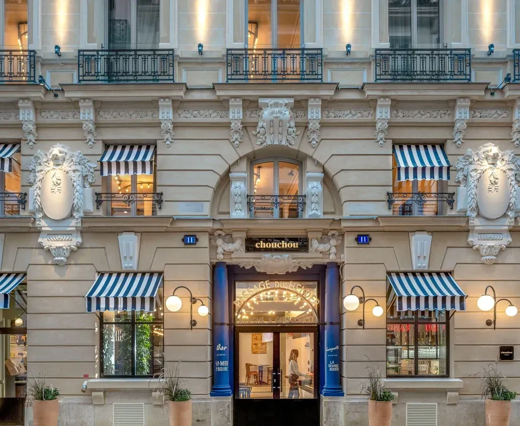Fachada del hotel Chouchou en París