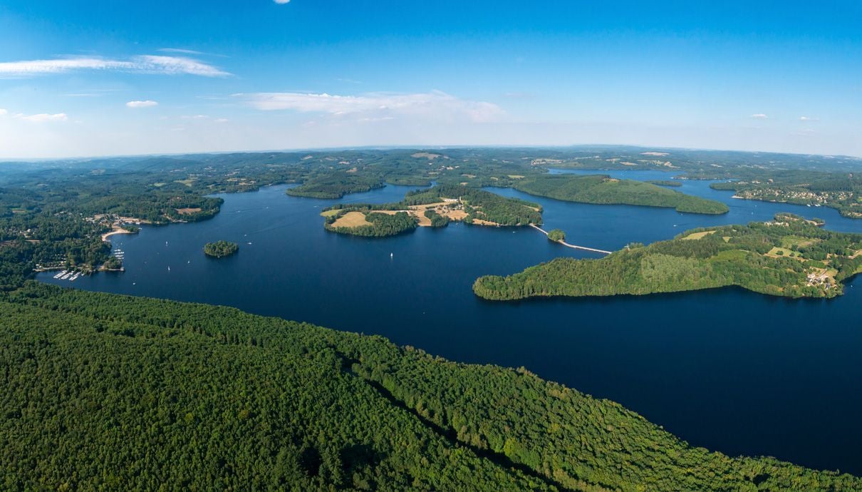 Lago de Vassivière en Creuse y Haute Vienne, en Nouvelle-Aquitaine.