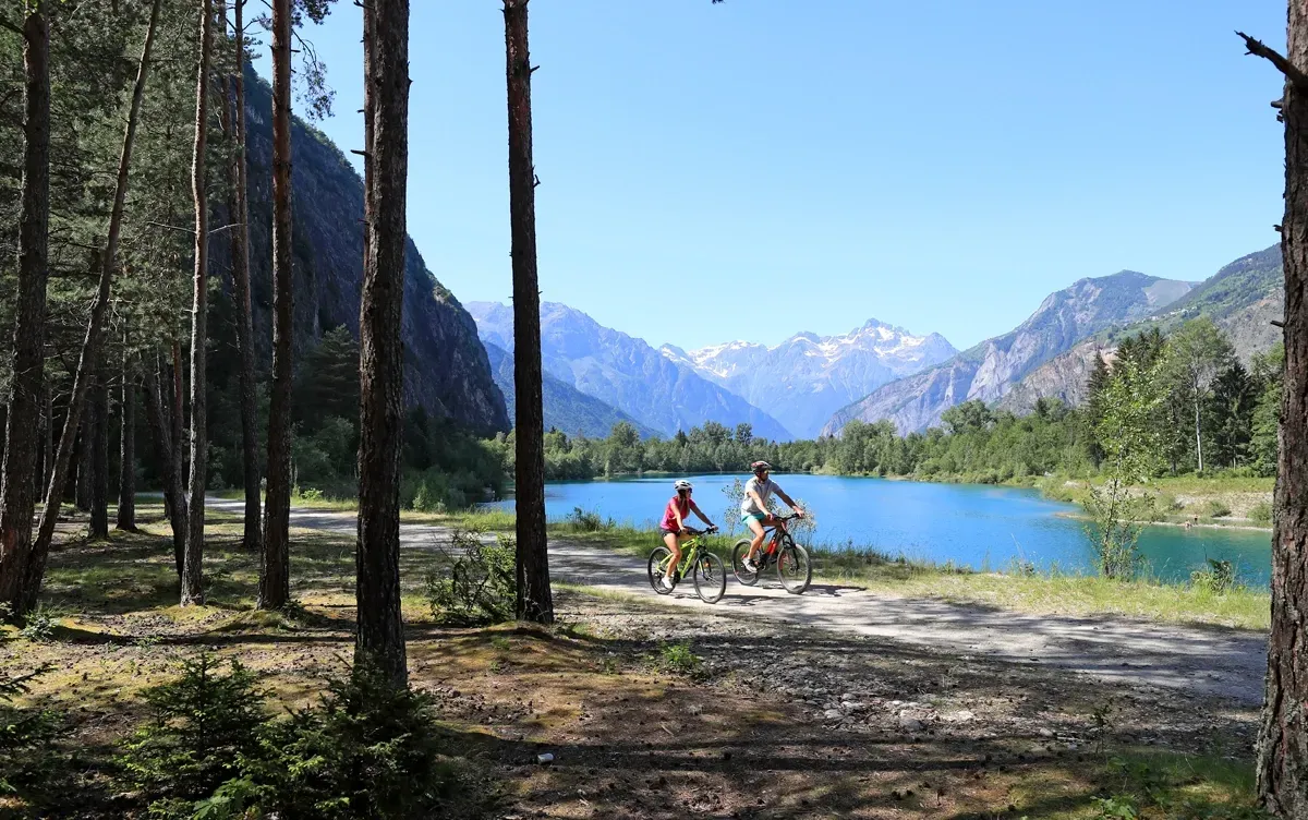 Ruta ciclista por el lago de Buclet, en Oisans
