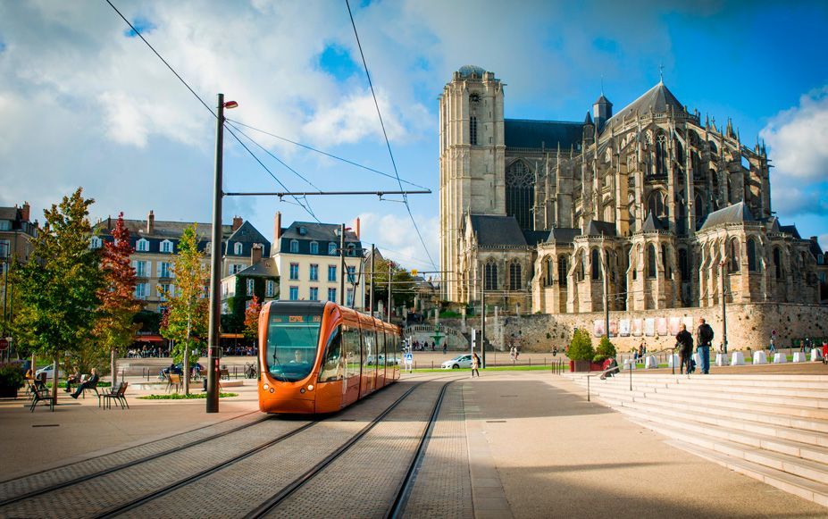 La catedral de Saint-Julien y el tranvía en le Mans.