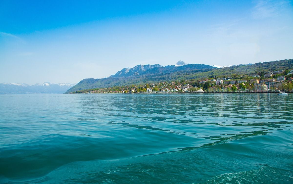 El lago Lemán, la ciudad de Évian-les-Bains y los Alpes.