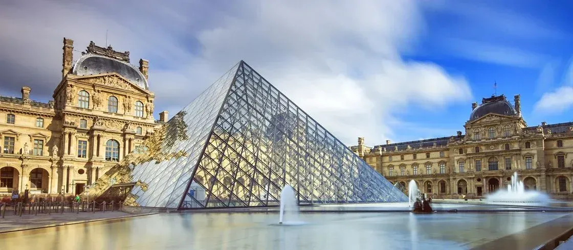 La Pirámide y el Museo del Louvre, en París