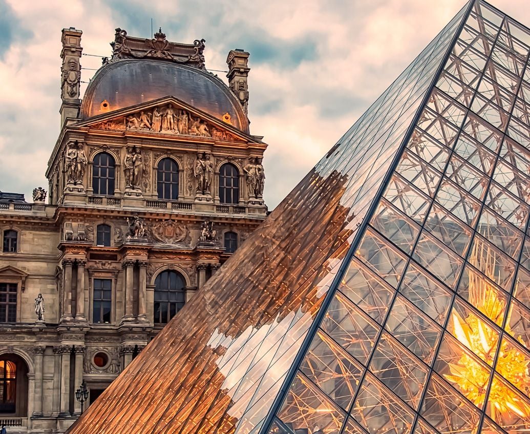El Louvre, de la época medieval y su Pirámide, del siglo XX, en París.
