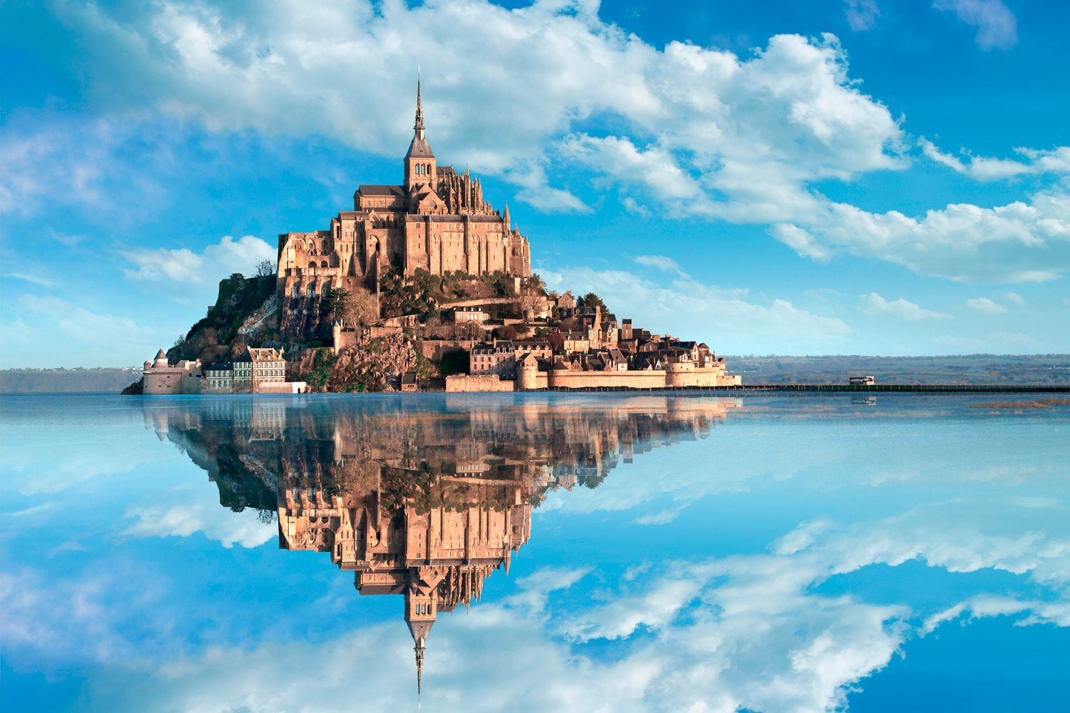 El Mont Saint-Michel se convierte en una isla con la marea alta.