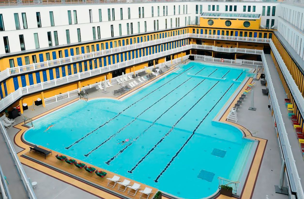 La icónica piscina Molitor de estilo art déco, en Paris.