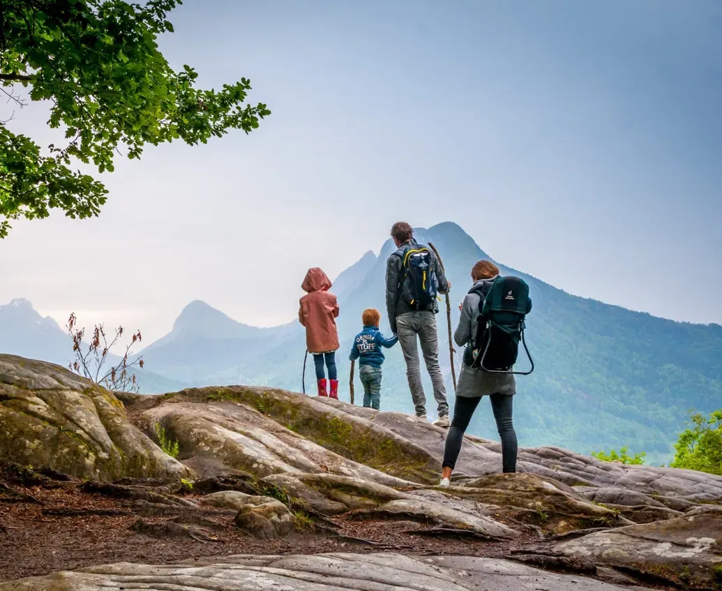 Famille en randonnée en montagne.