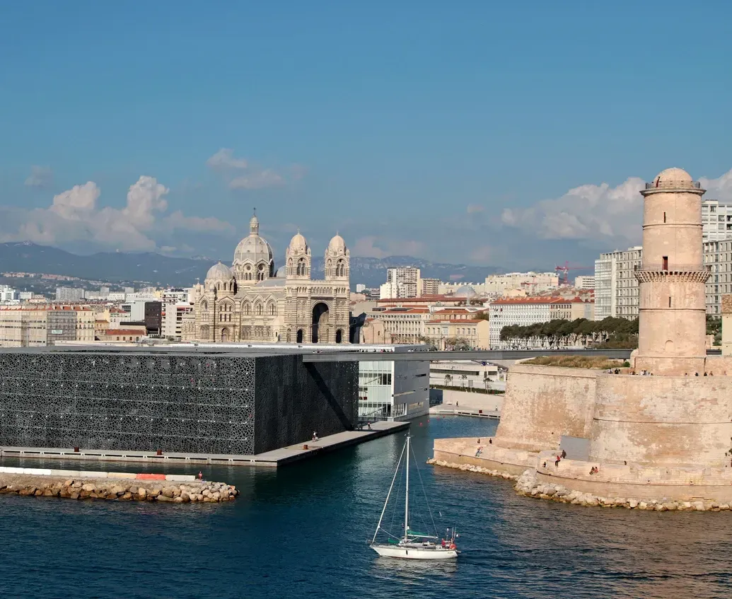 Vista del Mucem y el Fort Saint-Jean desde el Pharo
