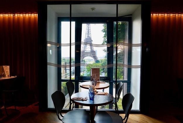 Restaurante Le Café de la Marine con vistas a la Torre Eiffel.