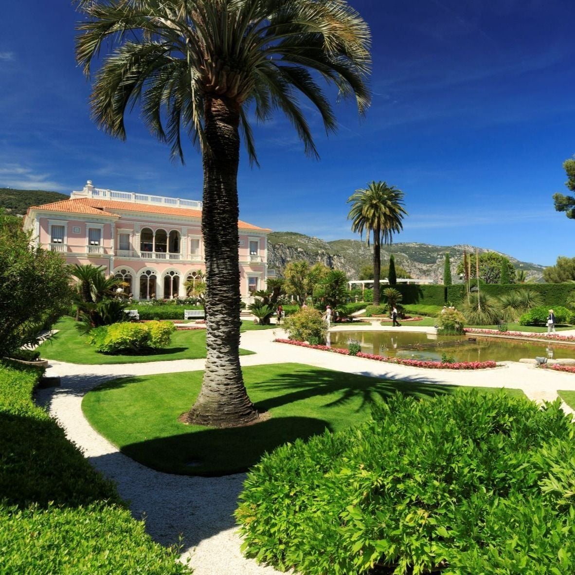 © Camille Moirenc / CRT Côte d'Azur France - Dans les jardins de la Villa Ephrussi de Rothschild, sur la presqu'île de Saint-Jean Cap-Ferrat, sur la Côte d'Azur.