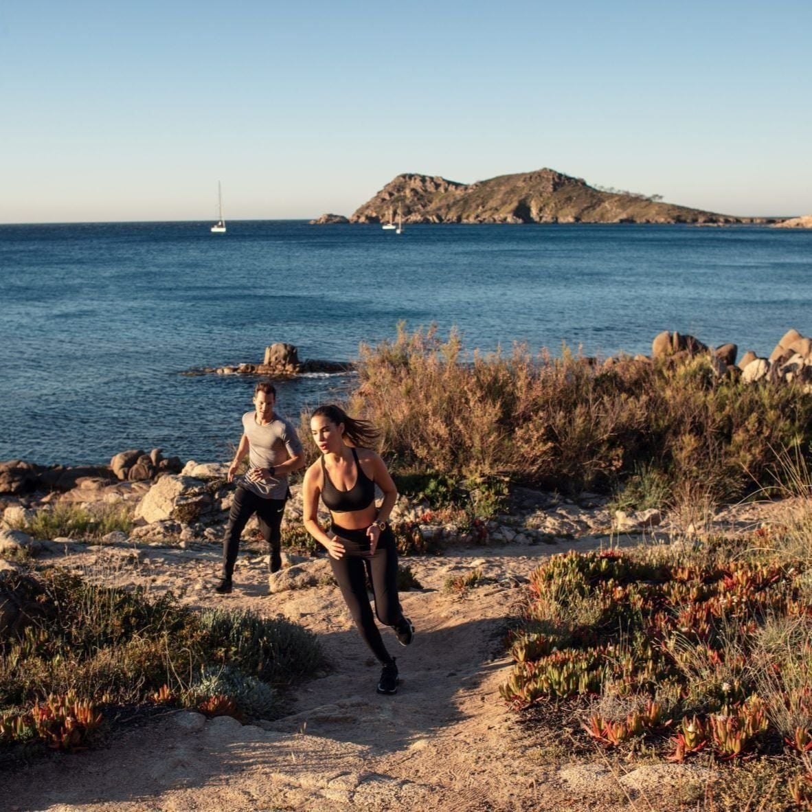 © Tom Claeren / La Réserve Ramatuelle Spa Hotel & Villas - Situé à proximité du sentier du littoral du Golfe de Saint-Tropez, La Réserve Ramatuelle Spa Hotel & Villas est un lieu de villégiature prisée des touristes en quête d'activités bien-être.
