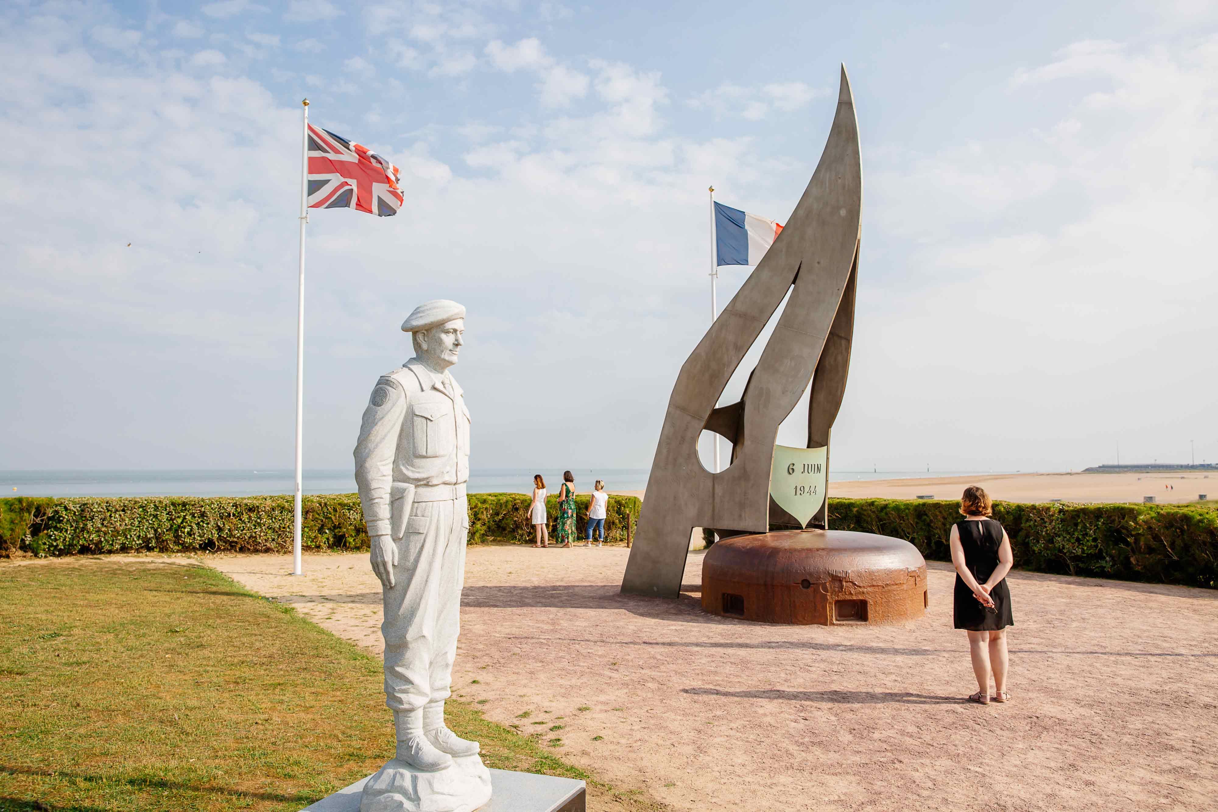 Ouistreham, Monumento della Fiamma e statua del comandante francese Philippe Kieffer