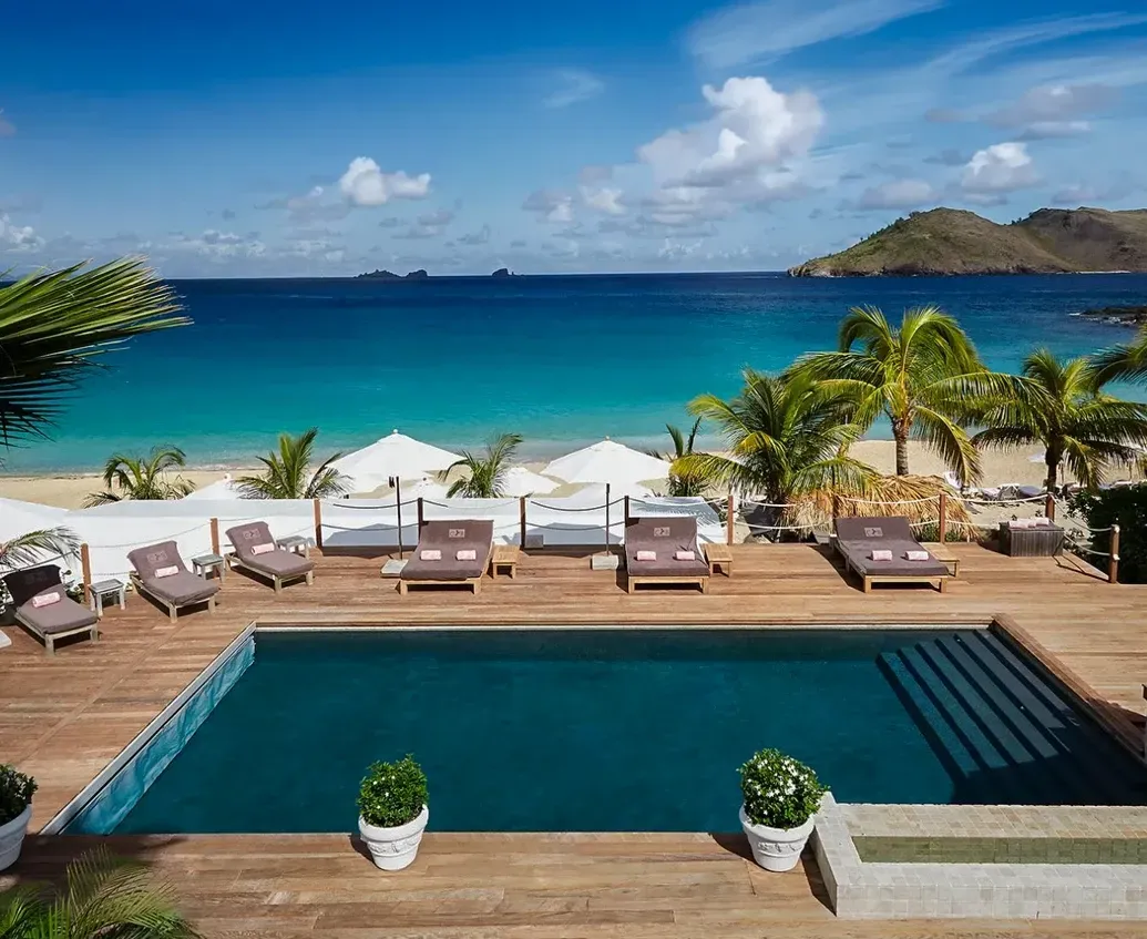 Het zwembad van Le Cheval Blanc St-Barth op het tropische eiland Saint-Barthélemy.