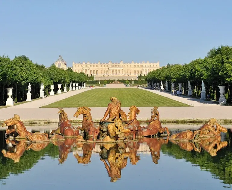 Marie-Antoinette hat die Geschichte des Schloss Versailles stark geprägt. Beispiele dafür sind das Grand Appartement de la Reine und das Anwesen von Trianon.